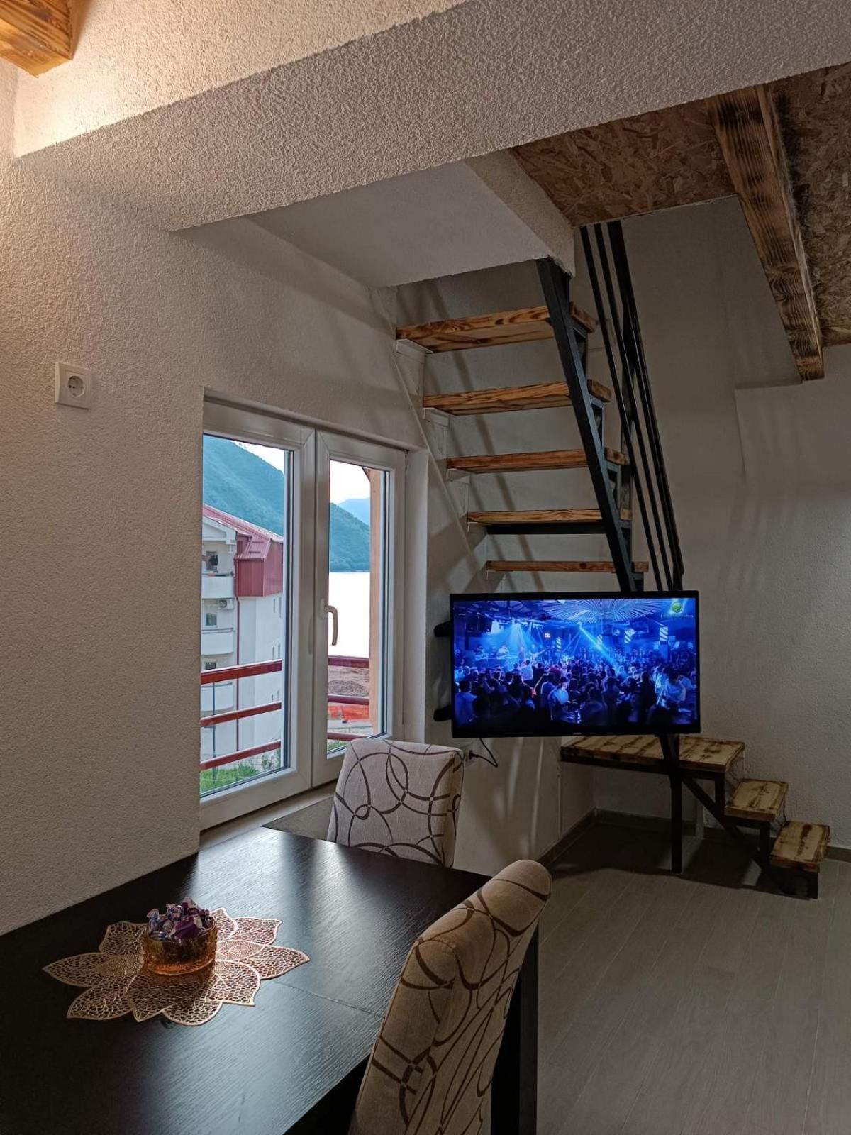 Apartmani Lena Pluzine Bagian luar foto