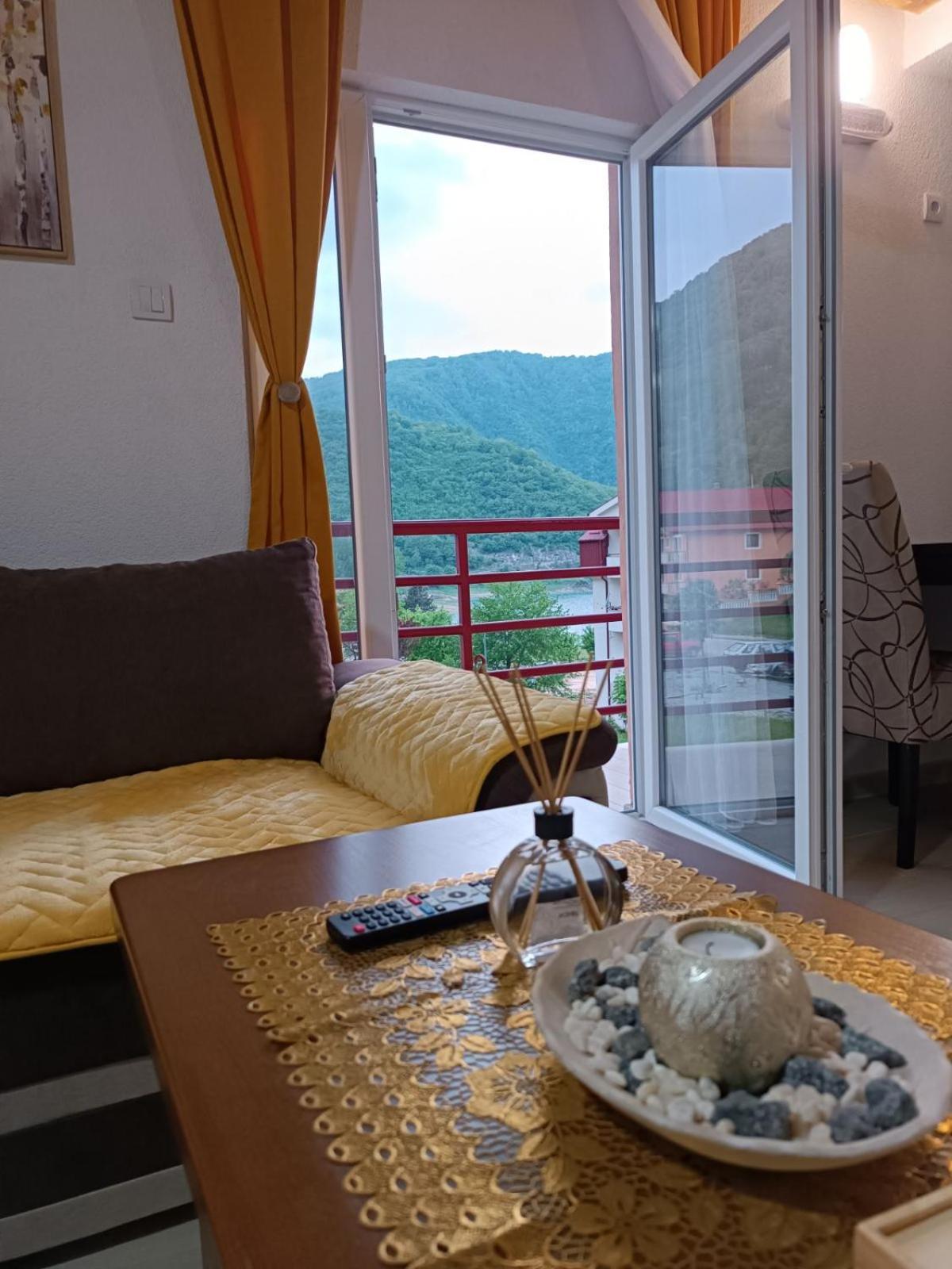 Apartmani Lena Pluzine Bagian luar foto
